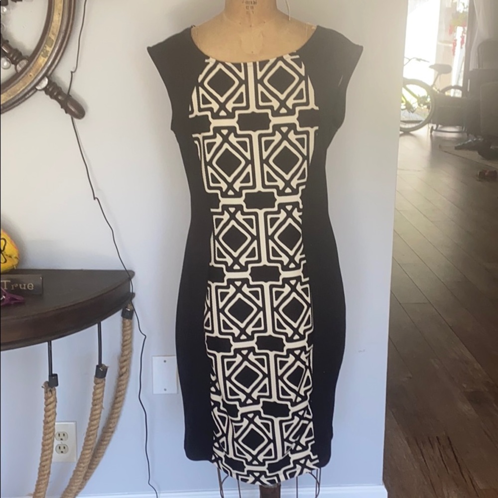 Midi dress with slimming pattern